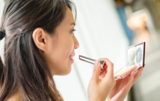 commessa drugstore rifiuta di mettere il rossetto