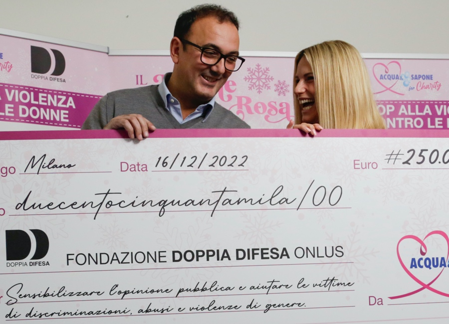 la donazione di acqua&sapone a Michelle HUnzicker