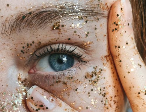 Glitter protagonisti delle ultime tendenze makeup. Ma sono considerati microplastiche inquinanti