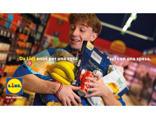‘Un abbraccio di convenienza’: la nuova campagna Lidl ispirata alla spesa a braccia piene